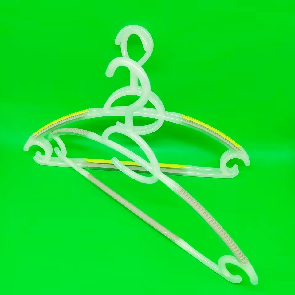Heavy Duty Plastic Hangers Clothes Hangers with Non-slip Pads