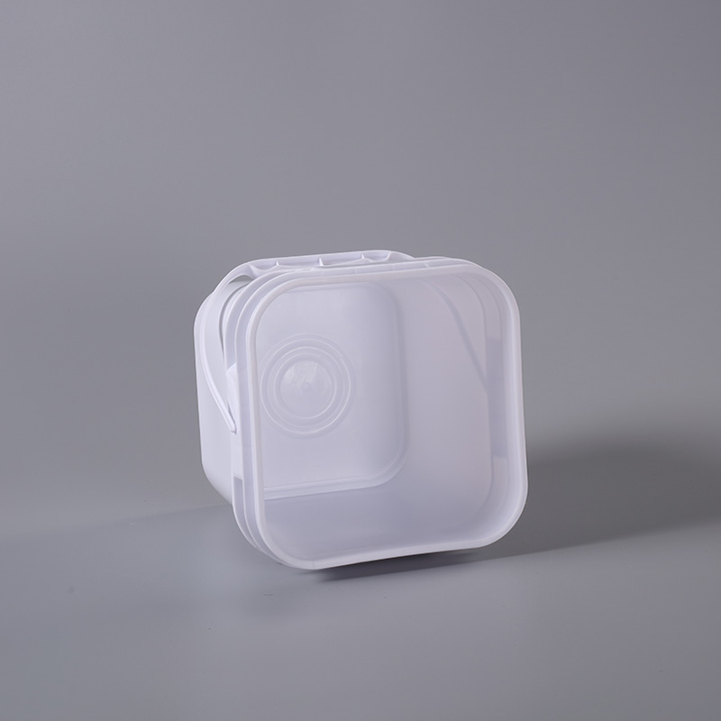 Square plastic bucket (1)