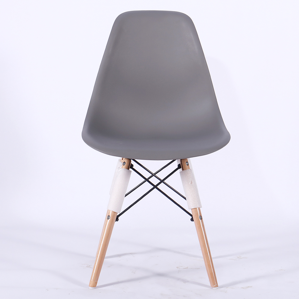 Eames sidostol i formgjuten plast