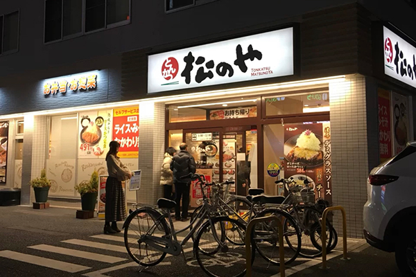 ファーストフード チェーンの店頭看板